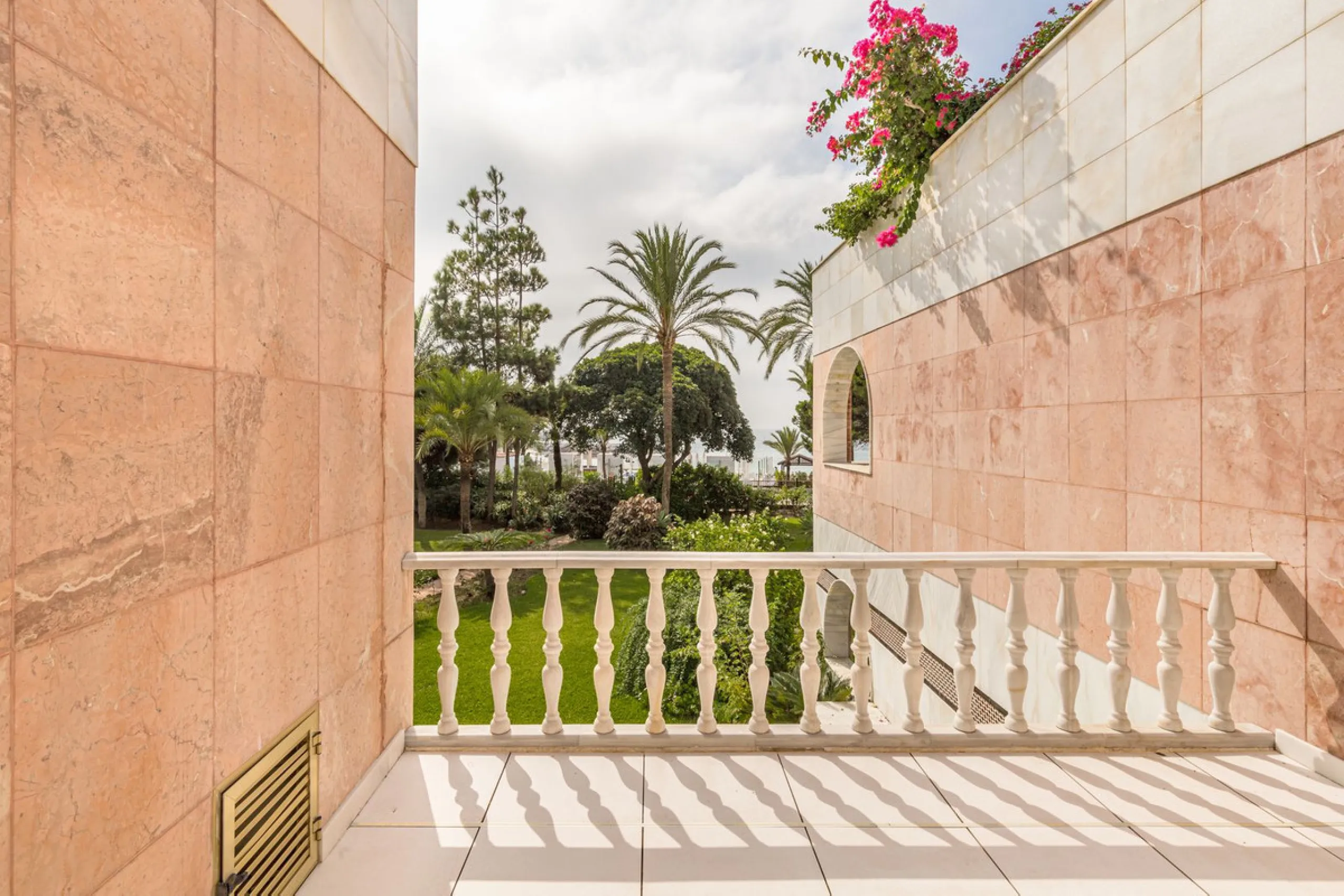 OUR EXCLUSIVE! Location Location Location! The perfect property in the heart of the famous Puerto Banus directly on the beach. A frontline beach property with 3 bedrooms and 4 bathrooms.