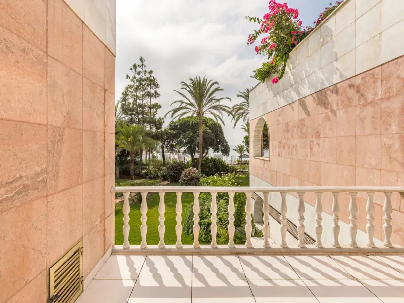 OUR EXCLUSIVE! Location Location Location! The perfect property in the heart of the famous Puerto Banus directly on the beach. A frontline beach property with 3 bedrooms and 4 bathrooms.