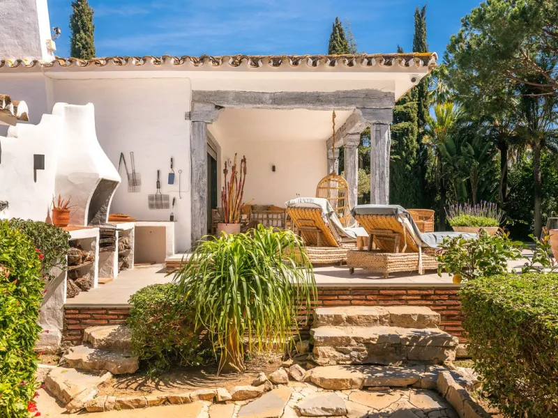 Stunning One-Level Ibiza style Villa in Prestigious Hacienda Las Chapas, Marbella East