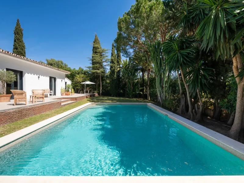 Stunning One-Level Ibiza style Villa in Prestigious Hacienda Las Chapas, Marbella East