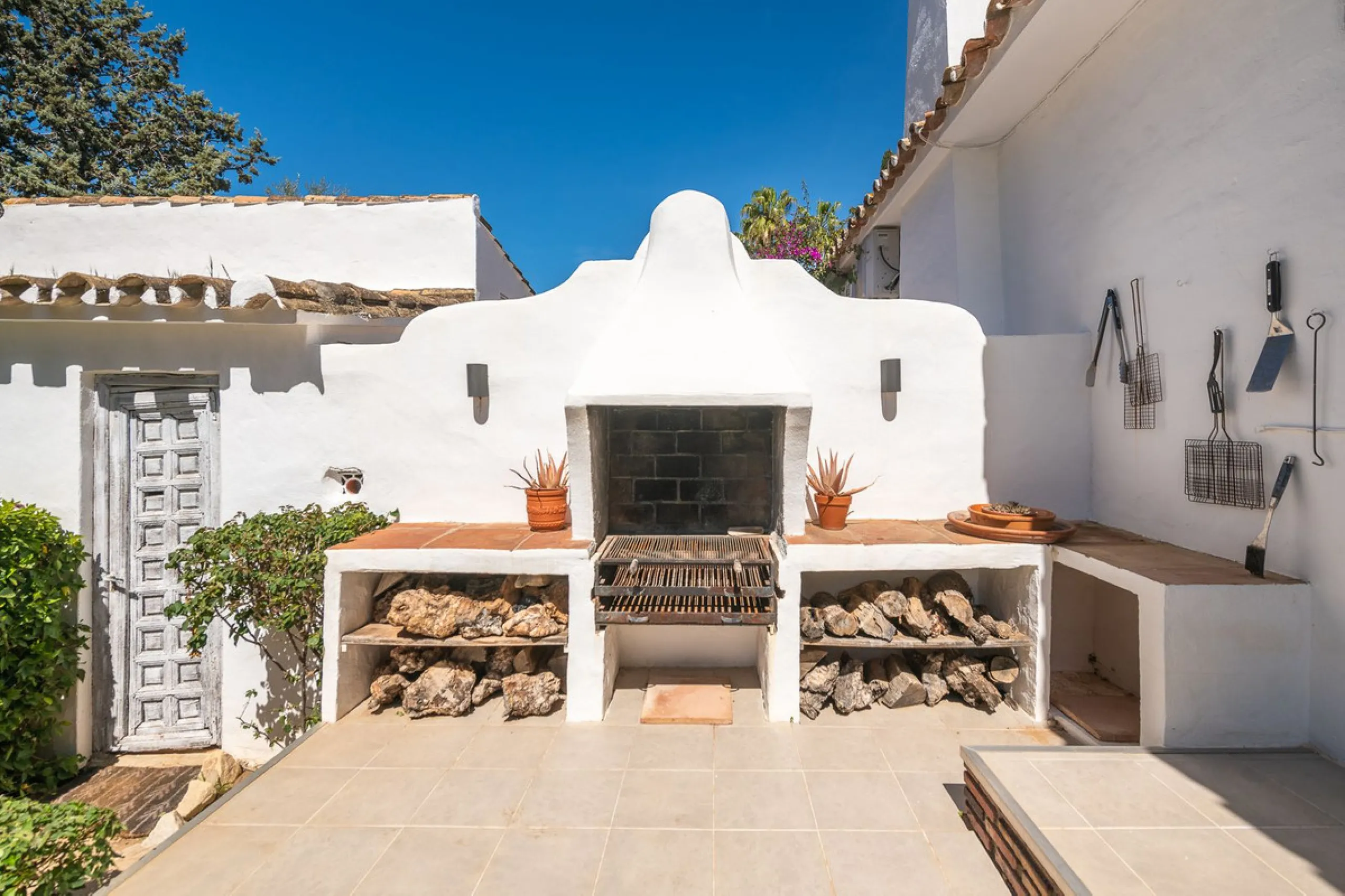 Stunning One-Level Ibiza style Villa in Prestigious Hacienda Las Chapas, Marbella East