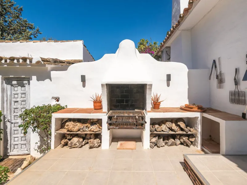 Stunning One-Level Ibiza style Villa in Prestigious Hacienda Las Chapas, Marbella East
