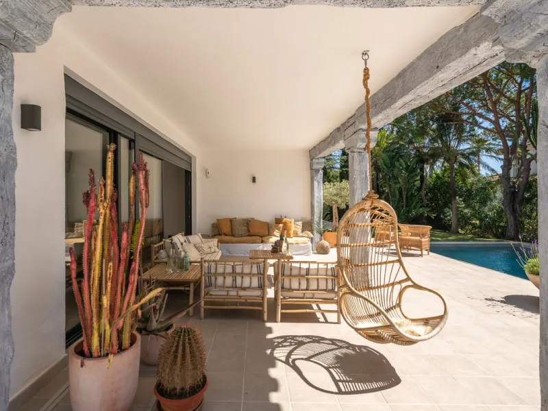 Stunning One-Level Ibiza style Villa in Prestigious Hacienda Las Chapas, Marbella East