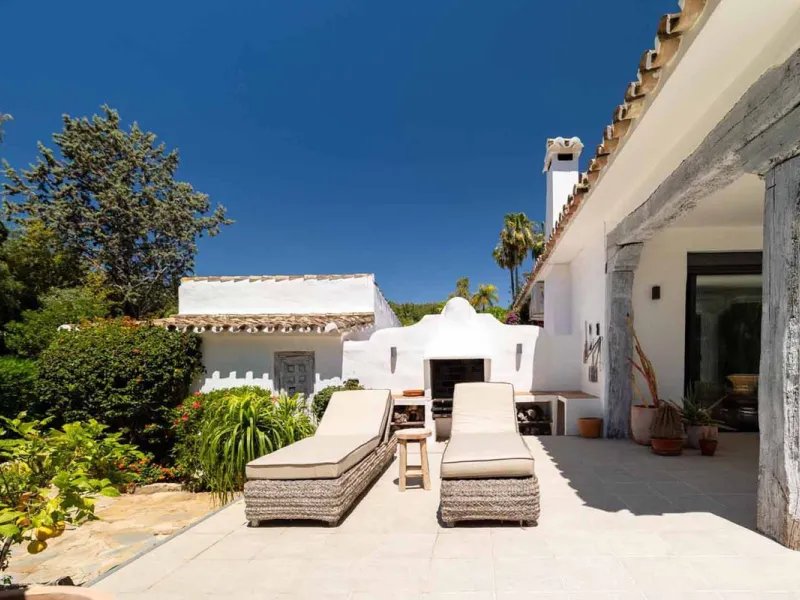Stunning One-Level Ibiza style Villa in Prestigious Hacienda Las Chapas, Marbella East
