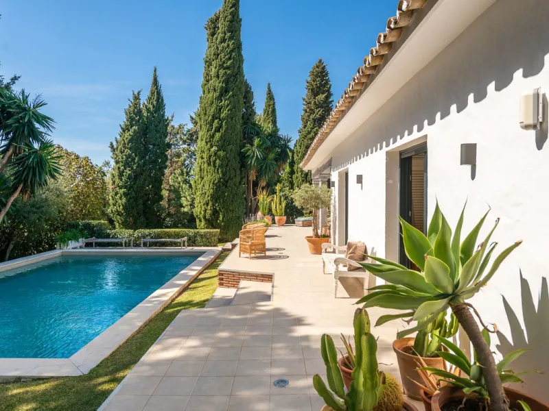 Stunning One-Level Ibiza style Villa in Prestigious Hacienda Las Chapas, Marbella East