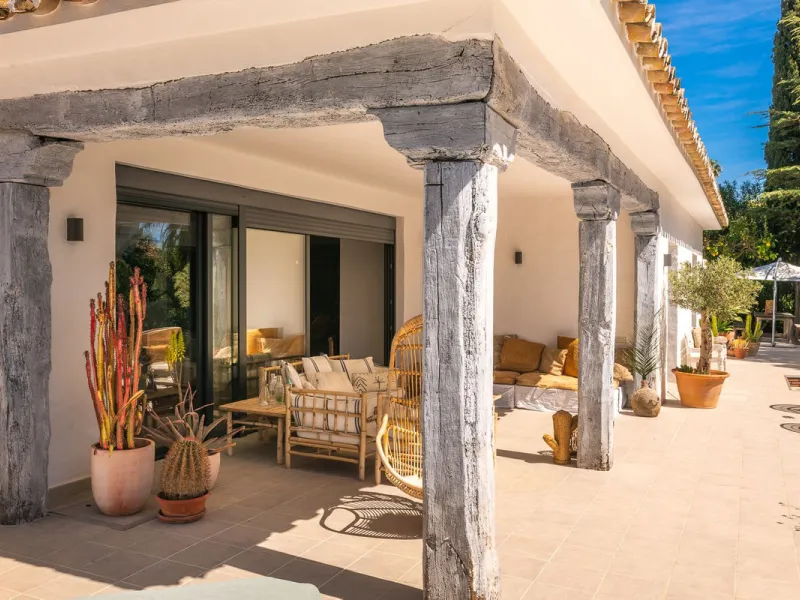 Stunning One-Level Ibiza style Villa in Prestigious Hacienda Las Chapas, Marbella East