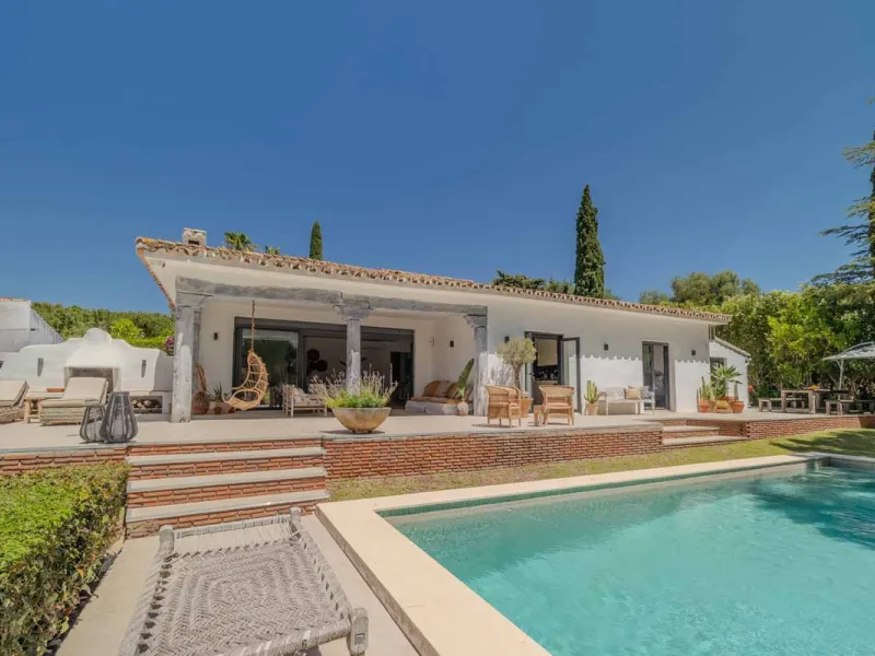 Stunning One-Level Ibiza style Villa in Prestigious Hacienda Las Chapas, Marbella East