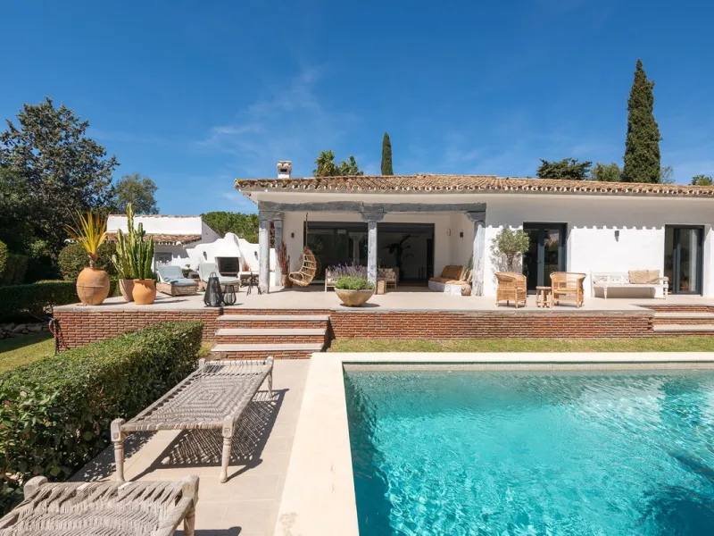 Stunning One-Level Ibiza style Villa in Prestigious Hacienda Las Chapas, Marbella East