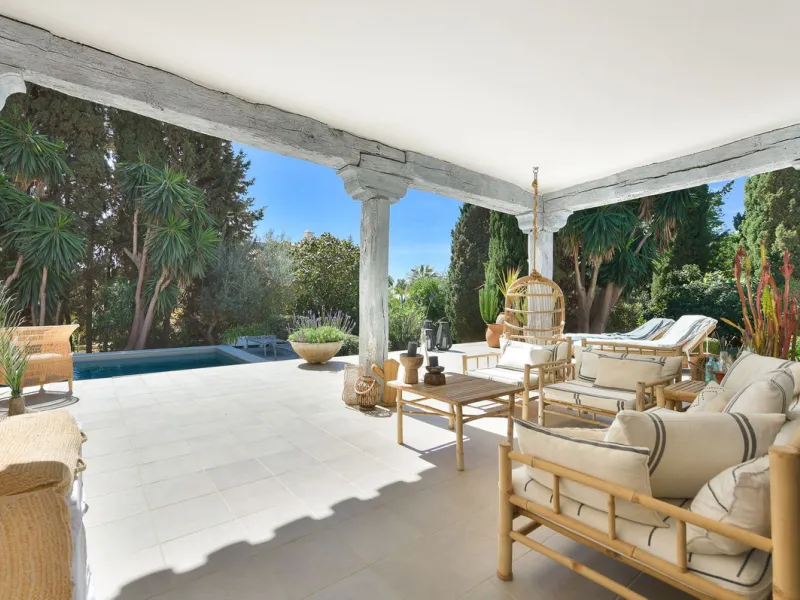 Stunning One-Level Ibiza style Villa in Prestigious Hacienda Las Chapas, Marbella East