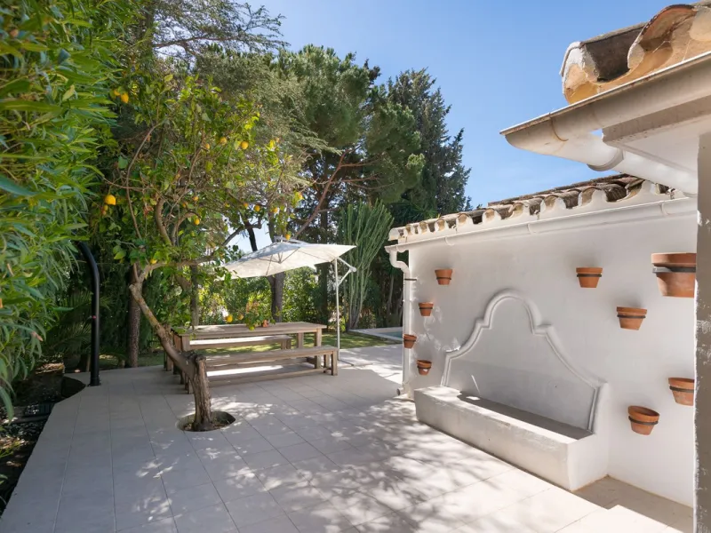 Stunning One-Level Ibiza style Villa in Prestigious Hacienda Las Chapas, Marbella East