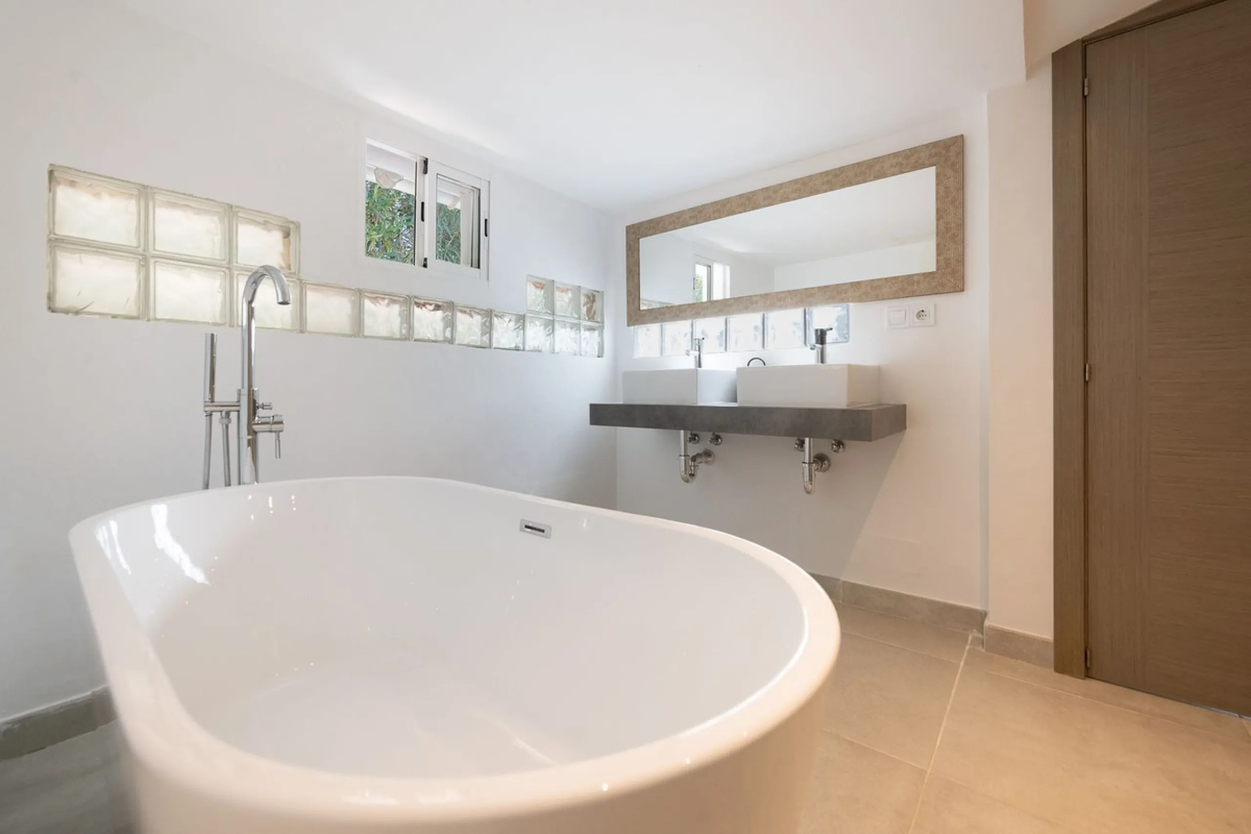 Stunning One-Level Ibiza style Villa in Prestigious Hacienda Las Chapas, Marbella East