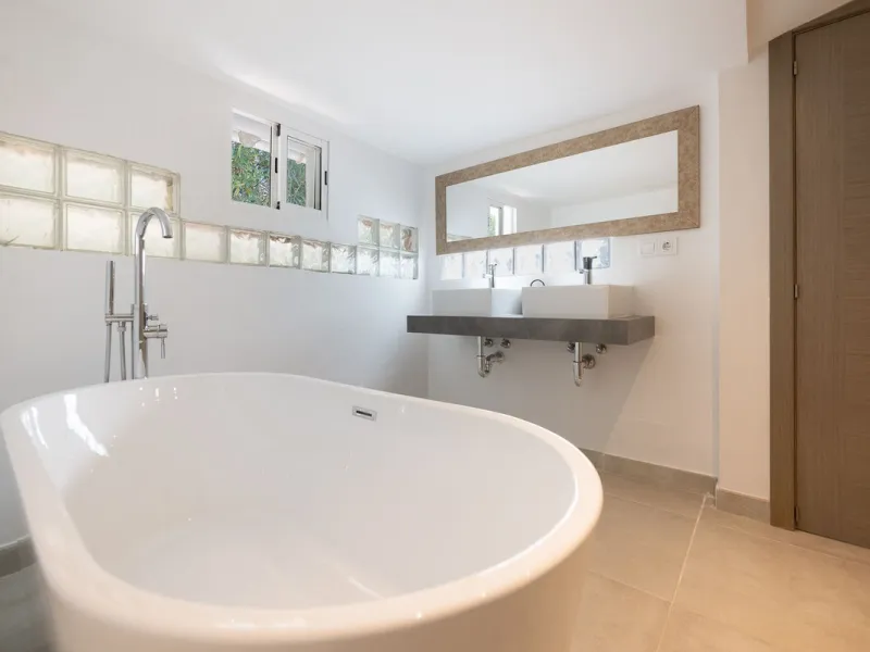 Stunning One-Level Ibiza style Villa in Prestigious Hacienda Las Chapas, Marbella East