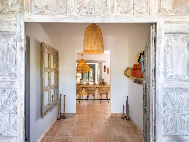 Stunning One-Level Ibiza style Villa in Prestigious Hacienda Las Chapas, Marbella East