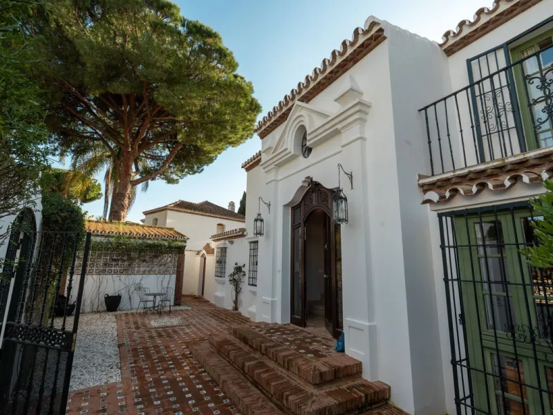 Exclusive Detached Beachside Villa - renovated in 2021