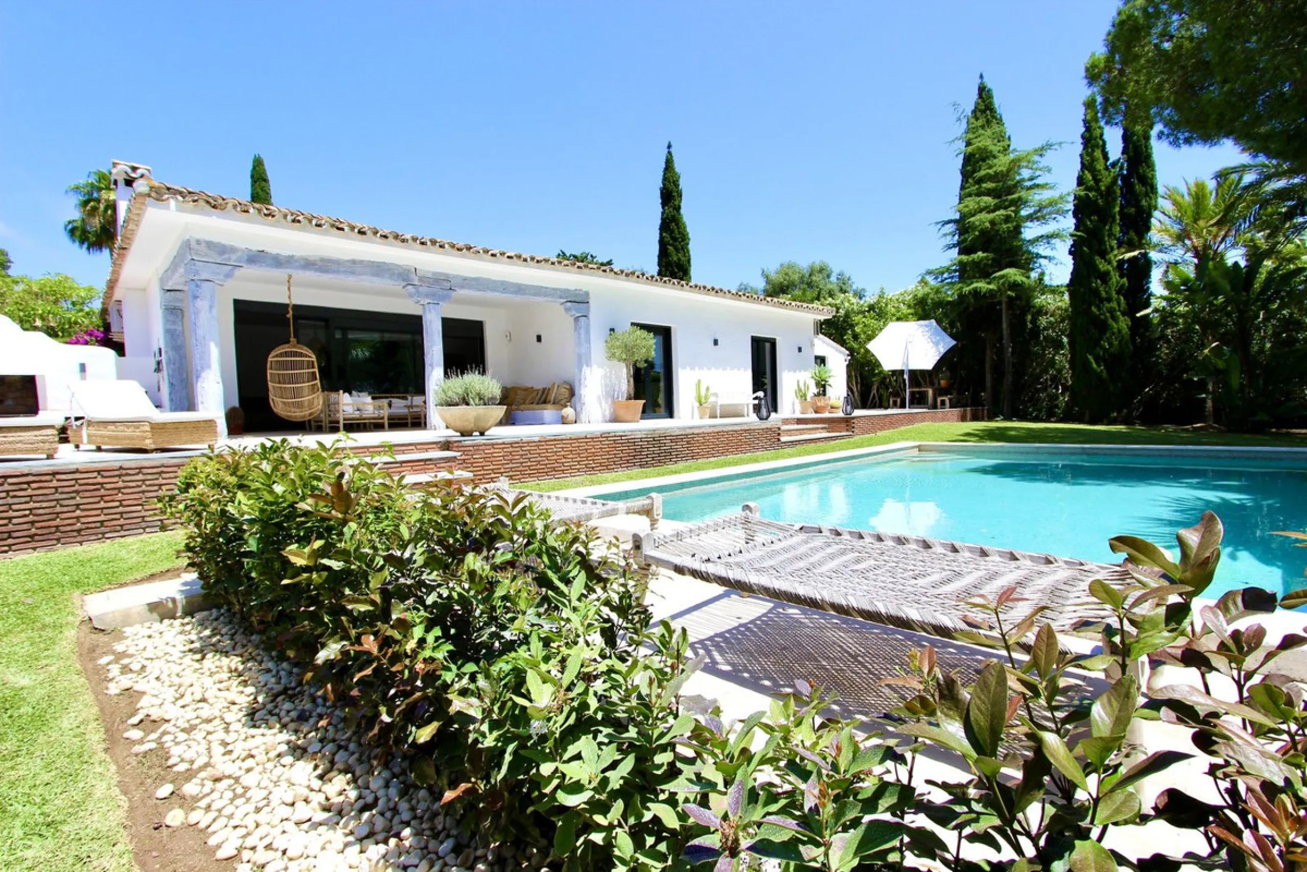 Stunning One-Level Ibiza style Villa in Prestigious Hacienda Las Chapas, Marbella East