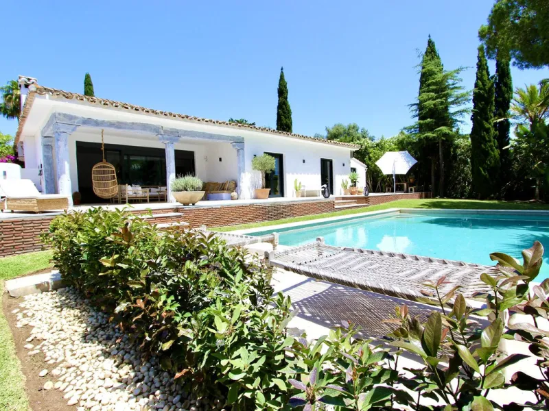 Stunning One-Level Ibiza style Villa in Prestigious Hacienda Las Chapas, Marbella East