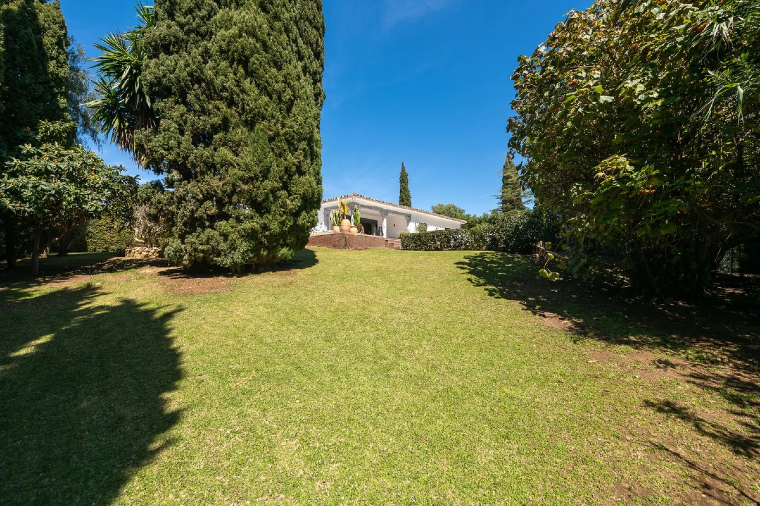 Stunning One-Level Ibiza style Villa in Prestigious Hacienda Las Chapas, Marbella East