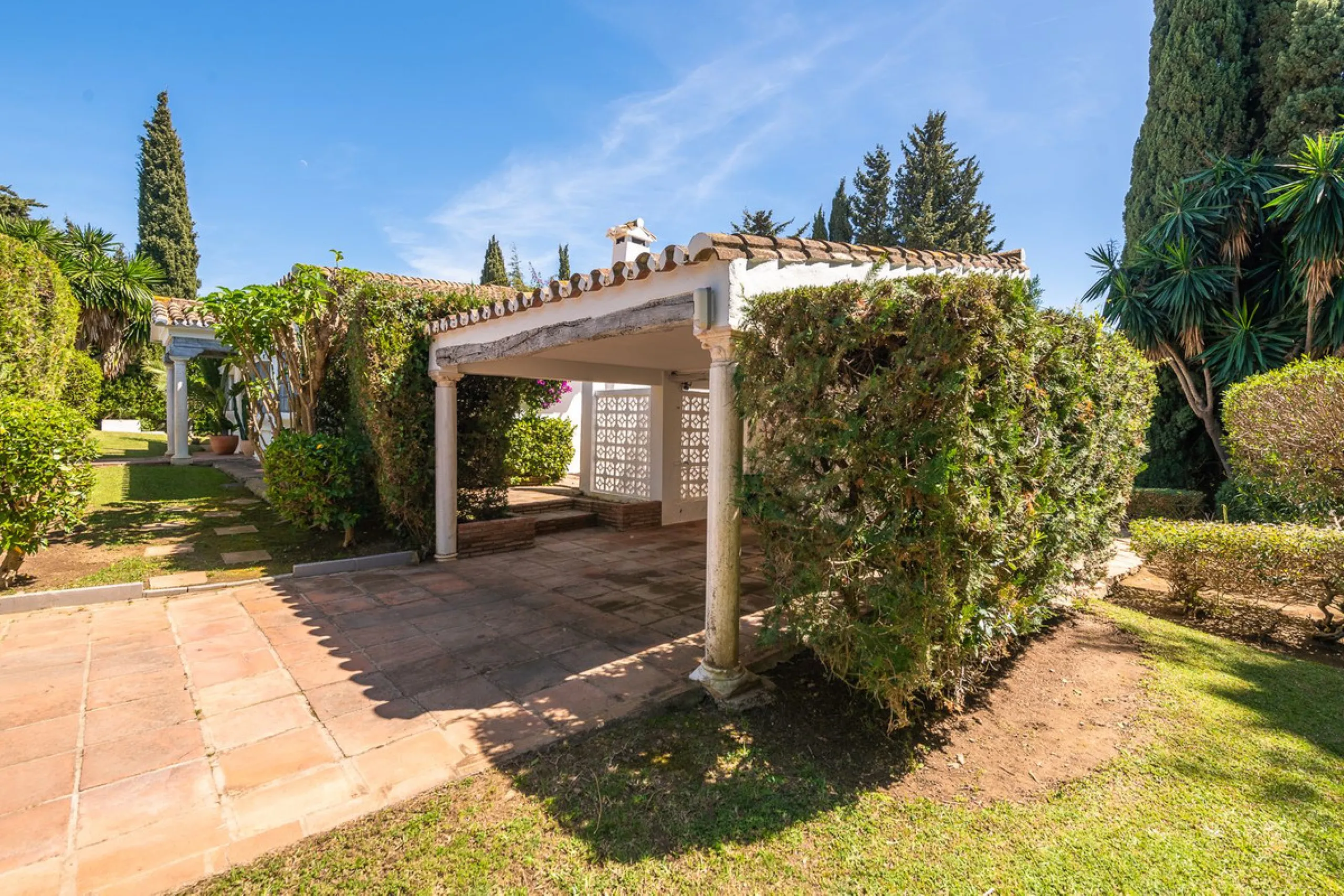 Stunning One-Level Ibiza style Villa in Prestigious Hacienda Las Chapas, Marbella East