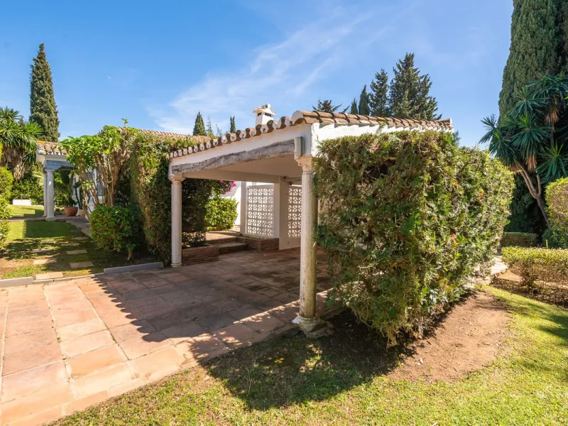 Stunning One-Level Ibiza style Villa in Prestigious Hacienda Las Chapas, Marbella East
