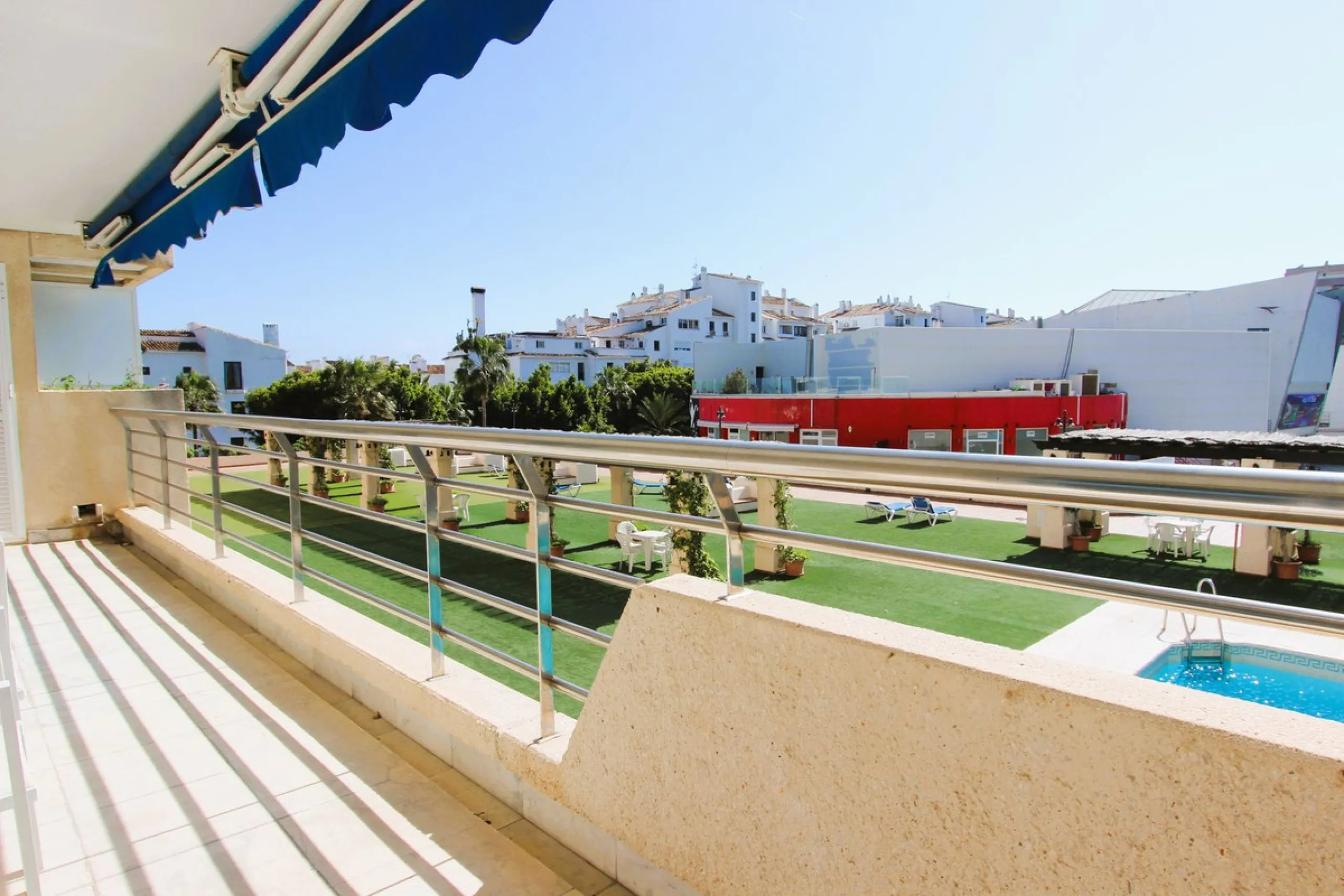 Puerto Banús Exclusivity: Located in the heart of the Costa del Sol's most prestigious marina, this stunning 95 m² apartment in excellent condition offers a luxurious lifestyle just steps away from high-end boutiques, bars, restaurants, and beaches, while