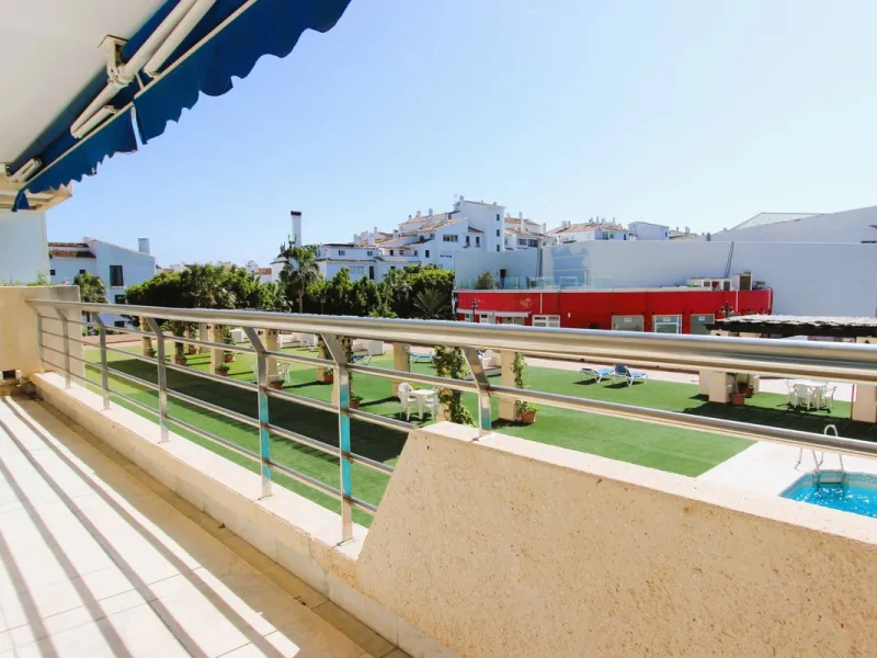 Puerto Banús Exclusivity: Located in the heart of the Costa del Sol's most prestigious marina, this stunning 95 m² apartment in excellent condition offers a luxurious lifestyle just steps away from high-end boutiques, bars, restaurants, and beaches, while