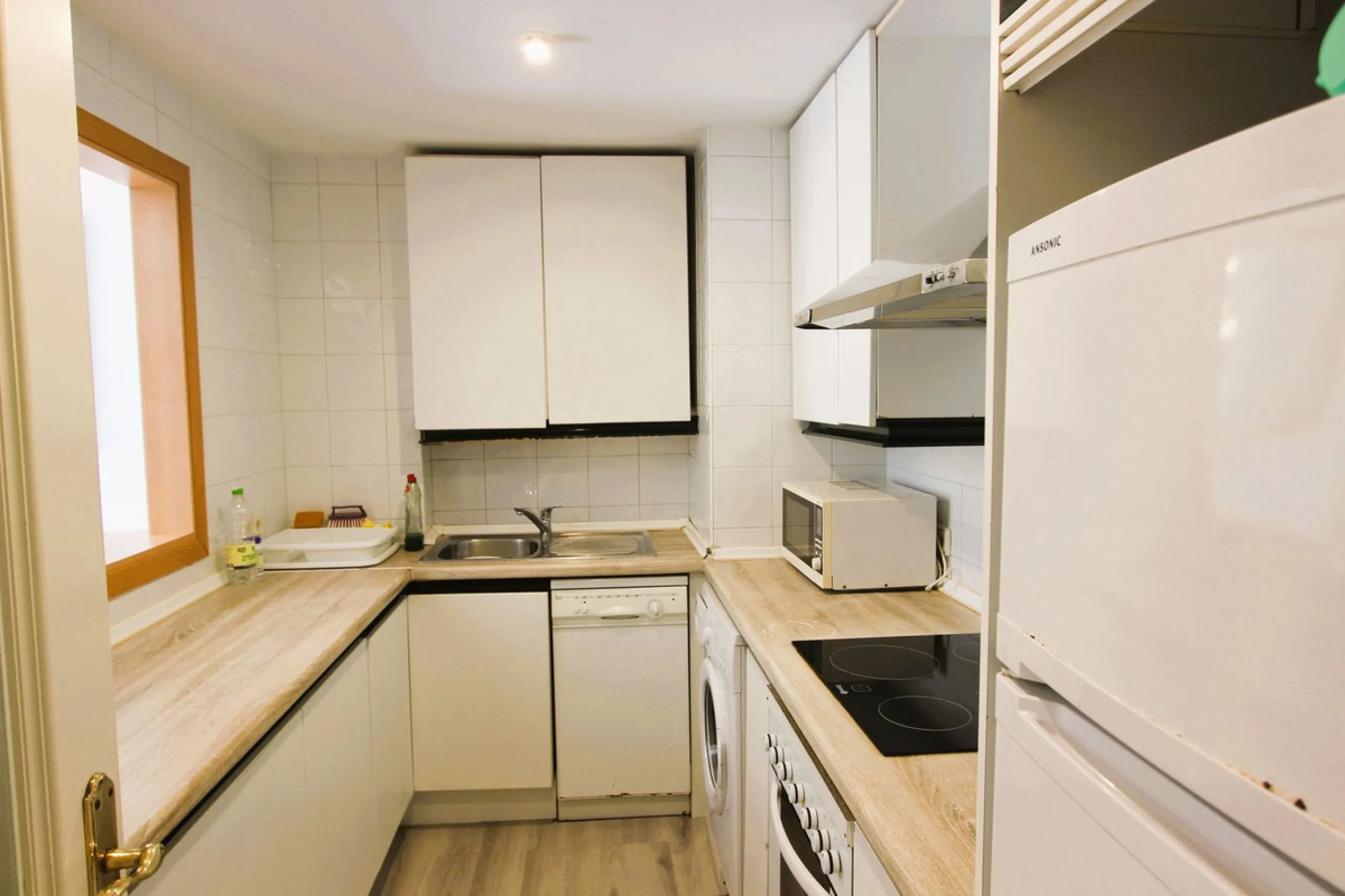 Puerto Banús Exclusivity: Located in the heart of the Costa del Sol's most prestigious marina, this stunning 95 m² apartment in excellent condition offers a luxurious lifestyle just steps away from high-end boutiques, bars, restaurants, and beaches, while