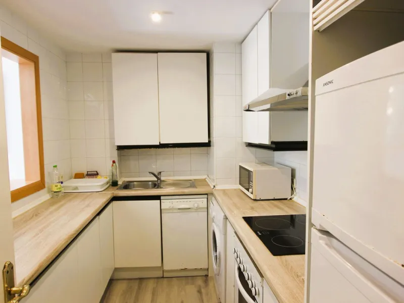 Puerto Banús Exclusivity: Located in the heart of the Costa del Sol's most prestigious marina, this stunning 95 m² apartment in excellent condition offers a luxurious lifestyle just steps away from high-end boutiques, bars, restaurants, and beaches, while