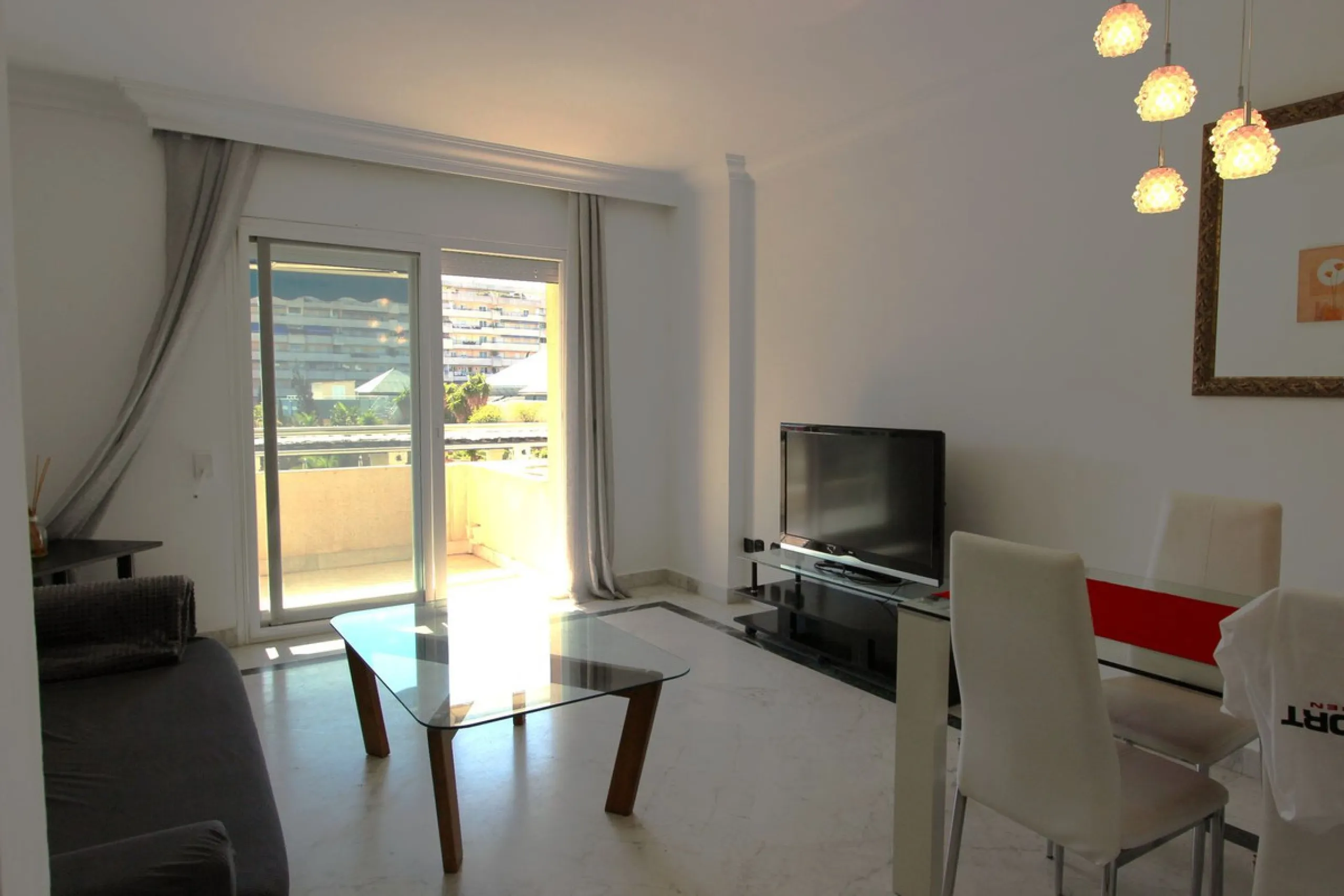 Puerto Banús Exclusivity: Located in the heart of the Costa del Sol's most prestigious marina, this stunning 95 m² apartment in excellent condition offers a luxurious lifestyle just steps away from high-end boutiques, bars, restaurants, and beaches, while