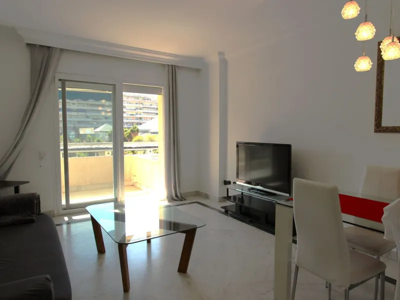 Puerto Banús Exclusivity: Located in the heart of the Costa del Sol's most prestigious marina, this stunning 95 m² apartment in excellent condition offers a luxurious lifestyle just steps away from high-end boutiques, bars, restaurants, and beaches, while