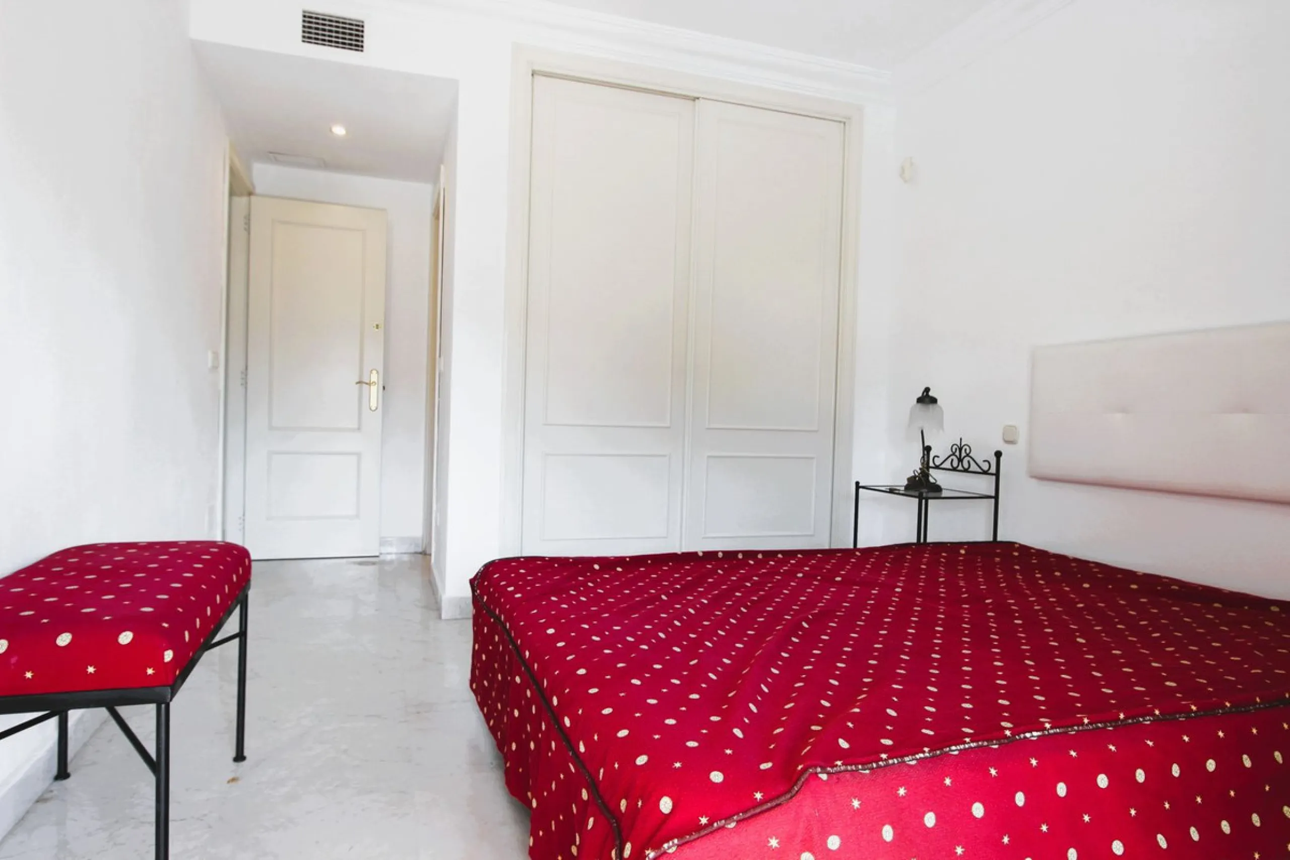 Puerto Banús Exclusivity: Located in the heart of the Costa del Sol's most prestigious marina, this stunning 95 m² apartment in excellent condition offers a luxurious lifestyle just steps away from high-end boutiques, bars, restaurants, and beaches, while