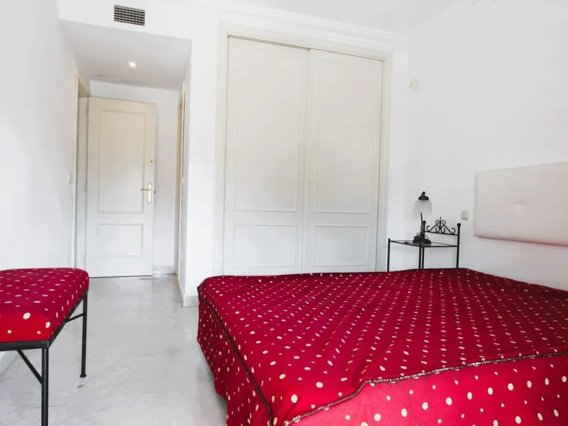 Puerto Banús Exclusivity: Located in the heart of the Costa del Sol's most prestigious marina, this stunning 95 m² apartment in excellent condition offers a luxurious lifestyle just steps away from high-end boutiques, bars, restaurants, and beaches, while