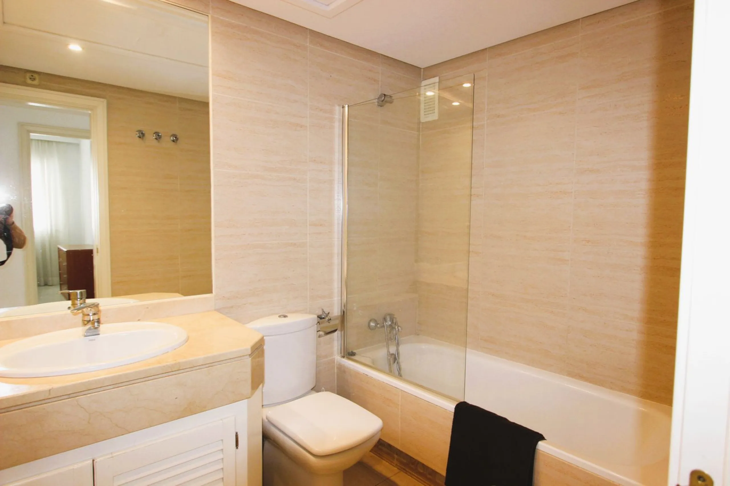 Puerto Banús Exclusivity: Located in the heart of the Costa del Sol's most prestigious marina, this stunning 95 m² apartment in excellent condition offers a luxurious lifestyle just steps away from high-end boutiques, bars, restaurants, and beaches, while