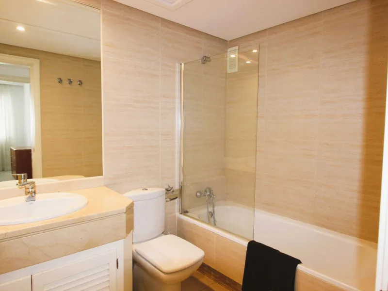 Puerto Banús Exclusivity: Located in the heart of the Costa del Sol's most prestigious marina, this stunning 95 m² apartment in excellent condition offers a luxurious lifestyle just steps away from high-end boutiques, bars, restaurants, and beaches, while