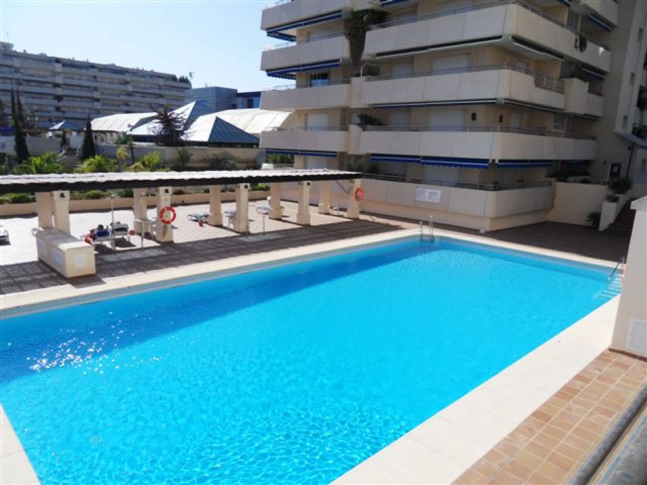Puerto Banús Exclusivity: Located in the heart of the Costa del Sol's most prestigious marina, this stunning 95 m² apartment in excellent condition offers a luxurious lifestyle just steps away from high-end boutiques, bars, restaurants, and beaches, while