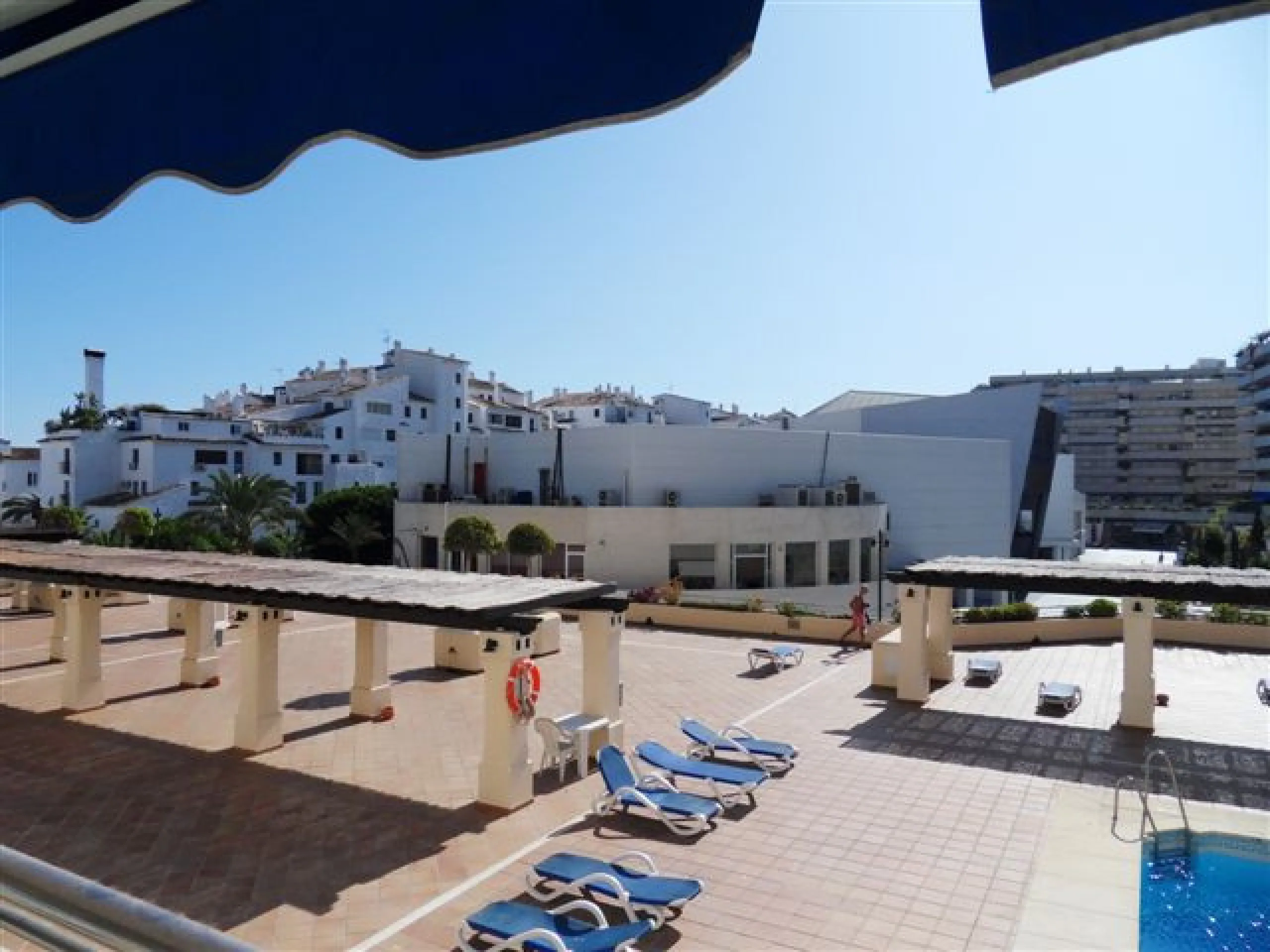 Puerto Banús Exclusivity: Located in the heart of the Costa del Sol's most prestigious marina, this stunning 95 m² apartment in excellent condition offers a luxurious lifestyle just steps away from high-end boutiques, bars, restaurants, and beaches, while