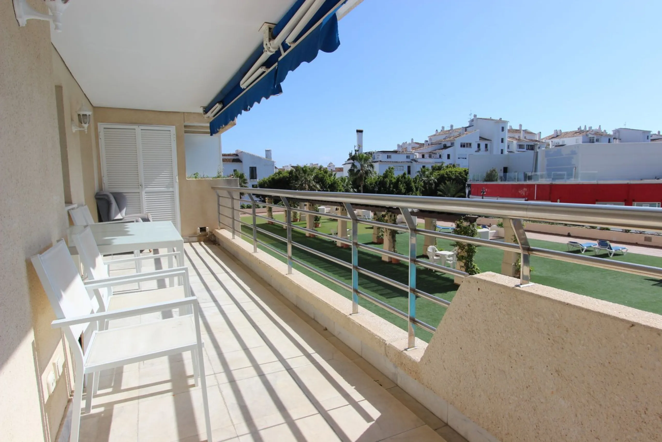 Puerto Banús Exclusivity: Located in the heart of the Costa del Sol's most prestigious marina, this stunning 95 m² apartment in excellent condition offers a luxurious lifestyle just steps away from high-end boutiques, bars, restaurants, and beaches, while