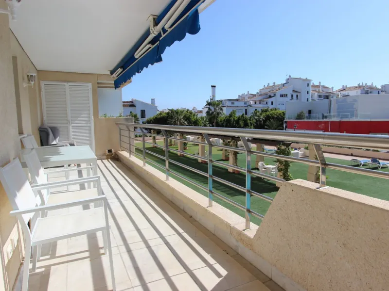 Puerto Banús Exclusivity: Located in the heart of the Costa del Sol's most prestigious marina, this stunning 95 m² apartment in excellent condition offers a luxurious lifestyle just steps away from high-end boutiques, bars, restaurants, and beaches, while