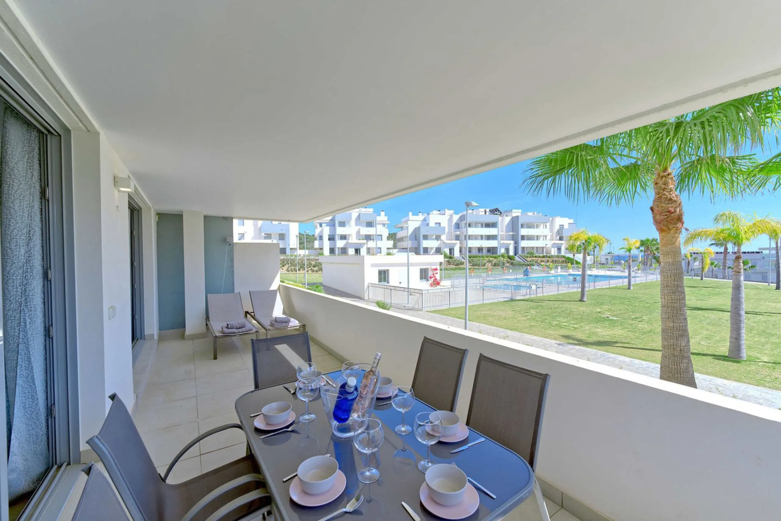 This beautiful ground-floor apartment is located in the highly sought-after Serenity Views in Estepona. Featuring 3 bedrooms, 2 bathrooms (one en-suite), and a spacious open-plan living, dining, and kitchen area, it is perfect for families or those seekin