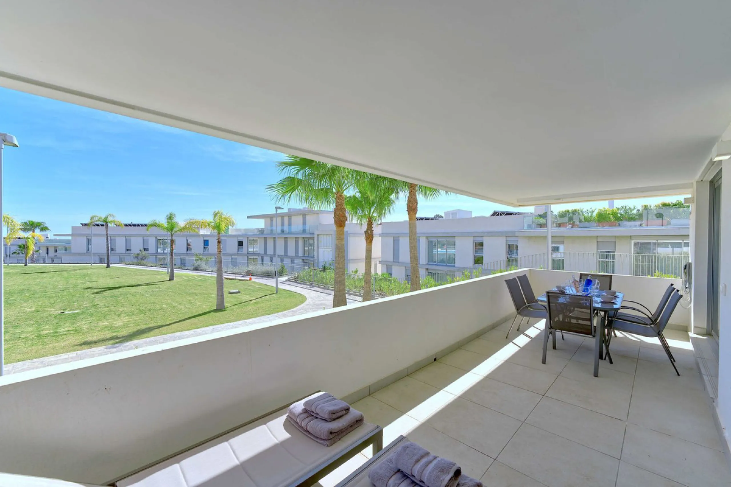 This beautiful ground-floor apartment is located in the highly sought-after Serenity Views in Estepona. Featuring 3 bedrooms, 2 bathrooms (one en-suite), and a spacious open-plan living, dining, and kitchen area, it is perfect for families or those seekin