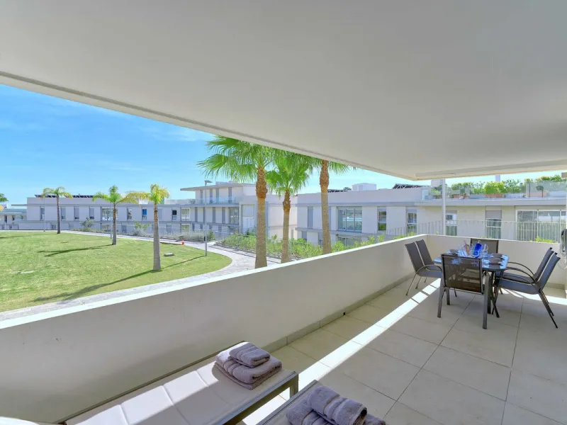 This beautiful ground-floor apartment is located in the highly sought-after Serenity Views in Estepona. Featuring 3 bedrooms, 2 bathrooms (one en-suite), and a spacious open-plan living, dining, and kitchen area, it is perfect for families or those seekin