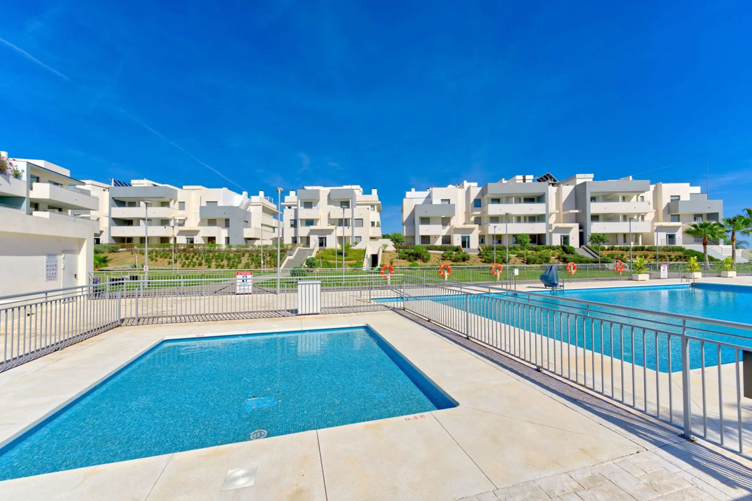 This beautiful ground-floor apartment is located in the highly sought-after Serenity Views in Estepona. Featuring 3 bedrooms, 2 bathrooms (one en-suite), and a spacious open-plan living, dining, and kitchen area, it is perfect for families or those seekin