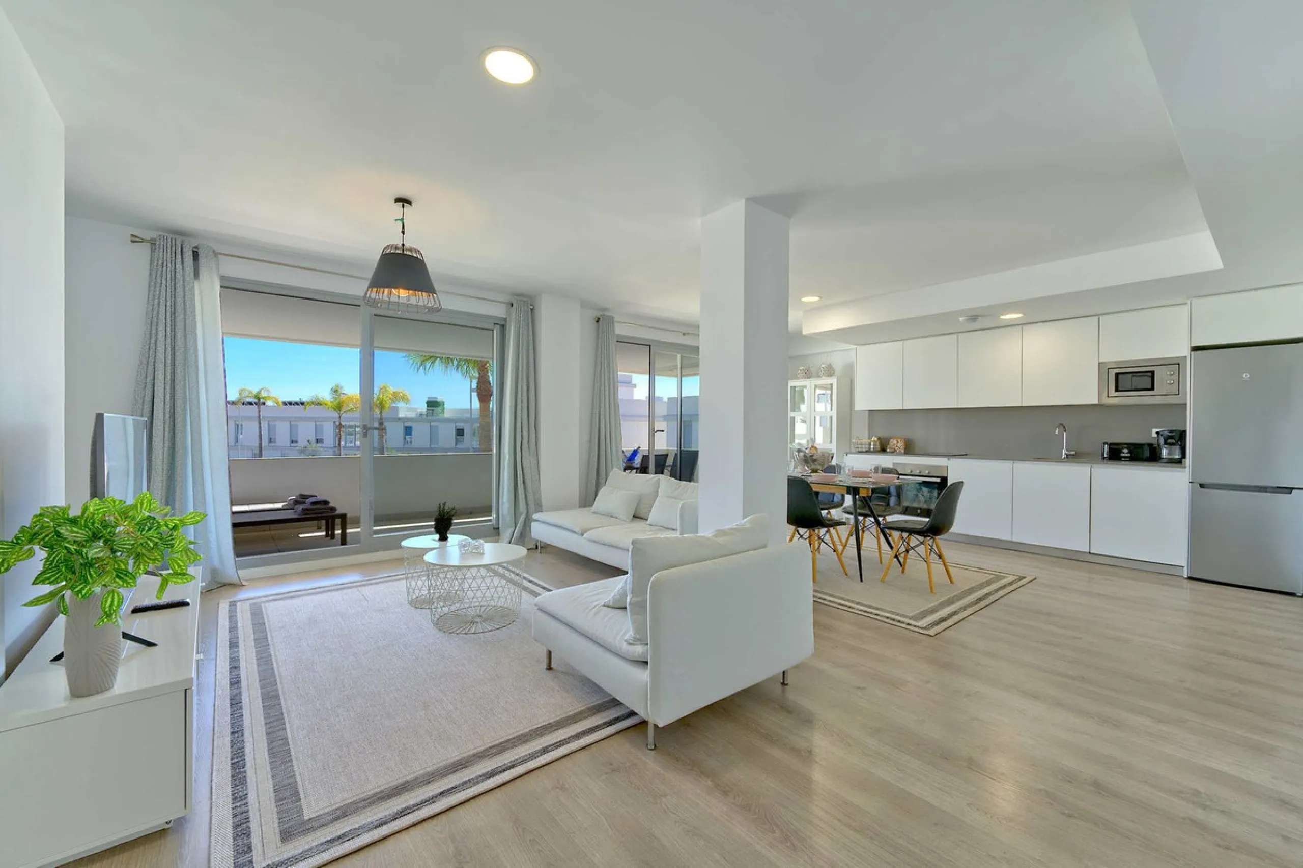 This beautiful ground-floor apartment is located in the highly sought-after Serenity Views in Estepona. Featuring 3 bedrooms, 2 bathrooms (one en-suite), and a spacious open-plan living, dining, and kitchen area, it is perfect for families or those seekin