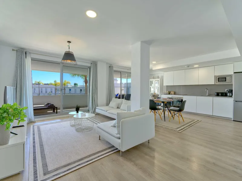 This beautiful ground-floor apartment is located in the highly sought-after Serenity Views in Estepona. Featuring 3 bedrooms, 2 bathrooms (one en-suite), and a spacious open-plan living, dining, and kitchen area, it is perfect for families or those seekin