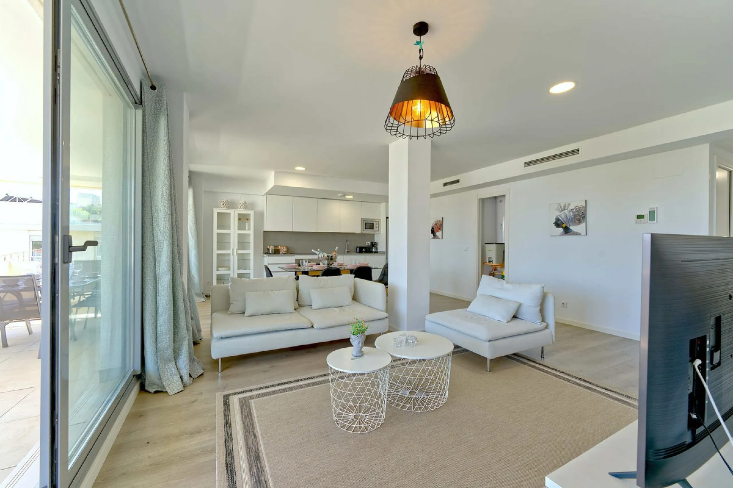 This beautiful ground-floor apartment is located in the highly sought-after Serenity Views in Estepona. Featuring 3 bedrooms, 2 bathrooms (one en-suite), and a spacious open-plan living, dining, and kitchen area, it is perfect for families or those seekin