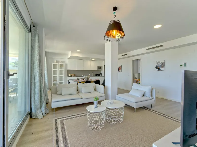 This beautiful ground-floor apartment is located in the highly sought-after Serenity Views in Estepona. Featuring 3 bedrooms, 2 bathrooms (one en-suite), and a spacious open-plan living, dining, and kitchen area, it is perfect for families or those seekin