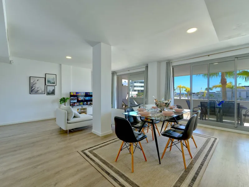 This beautiful ground-floor apartment is located in the highly sought-after Serenity Views in Estepona. Featuring 3 bedrooms, 2 bathrooms (one en-suite), and a spacious open-plan living, dining, and kitchen area, it is perfect for families or those seekin