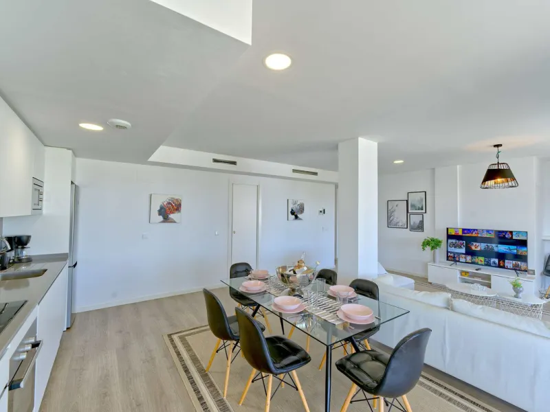 This beautiful ground-floor apartment is located in the highly sought-after Serenity Views in Estepona. Featuring 3 bedrooms, 2 bathrooms (one en-suite), and a spacious open-plan living, dining, and kitchen area, it is perfect for families or those seekin