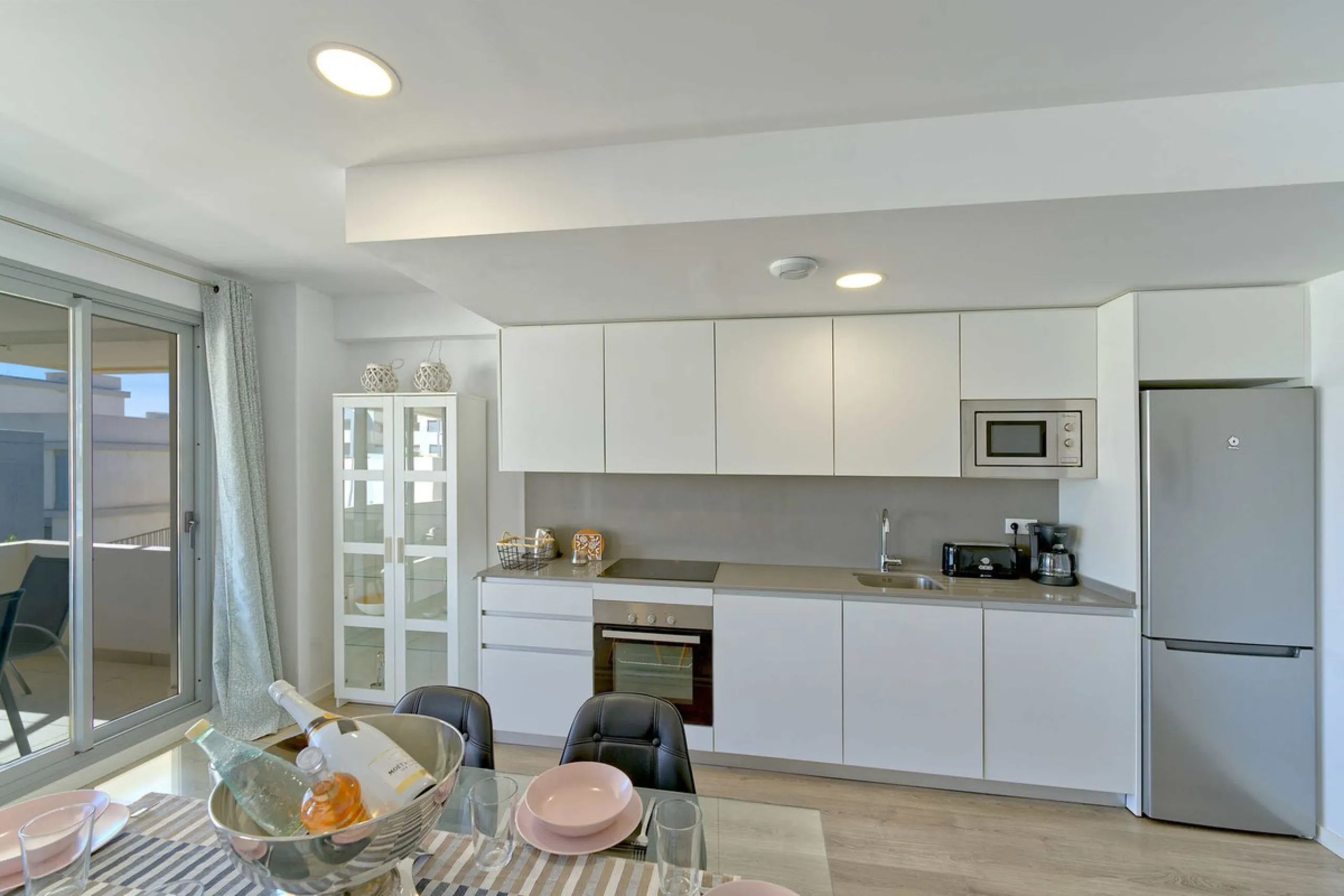 This beautiful ground-floor apartment is located in the highly sought-after Serenity Views in Estepona. Featuring 3 bedrooms, 2 bathrooms (one en-suite), and a spacious open-plan living, dining, and kitchen area, it is perfect for families or those seekin