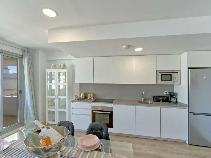 This beautiful ground-floor apartment is located in the highly sought-after Serenity Views in Estepona. Featuring 3 bedrooms, 2 bathrooms (one en-suite), and a spacious open-plan living, dining, and kitchen area, it is perfect for families or those seekin