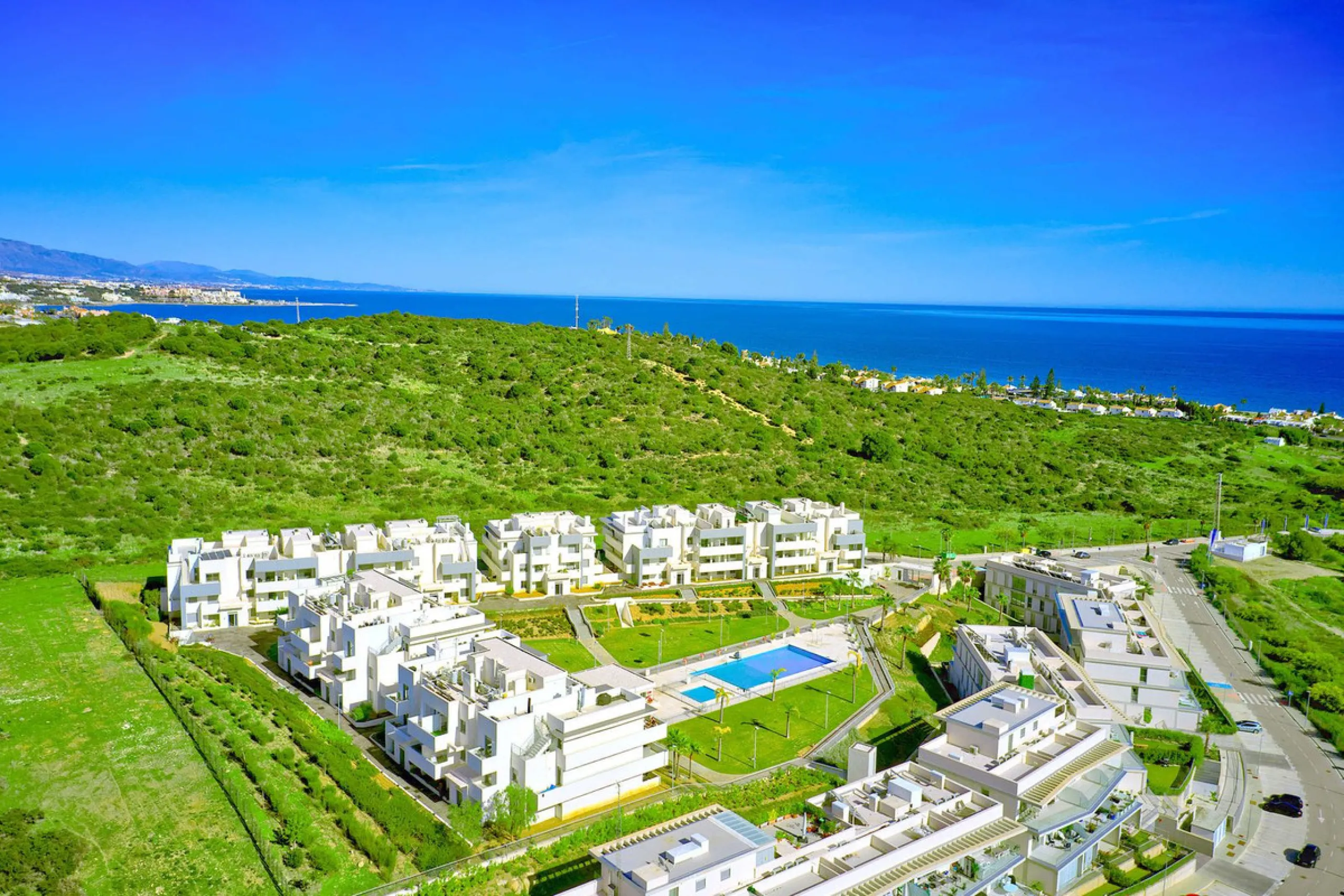 This beautiful ground-floor apartment is located in the highly sought-after Serenity Views in Estepona. Featuring 3 bedrooms, 2 bathrooms (one en-suite), and a spacious open-plan living, dining, and kitchen area, it is perfect for families or those seekin